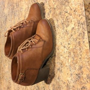 Women's heeled shoes